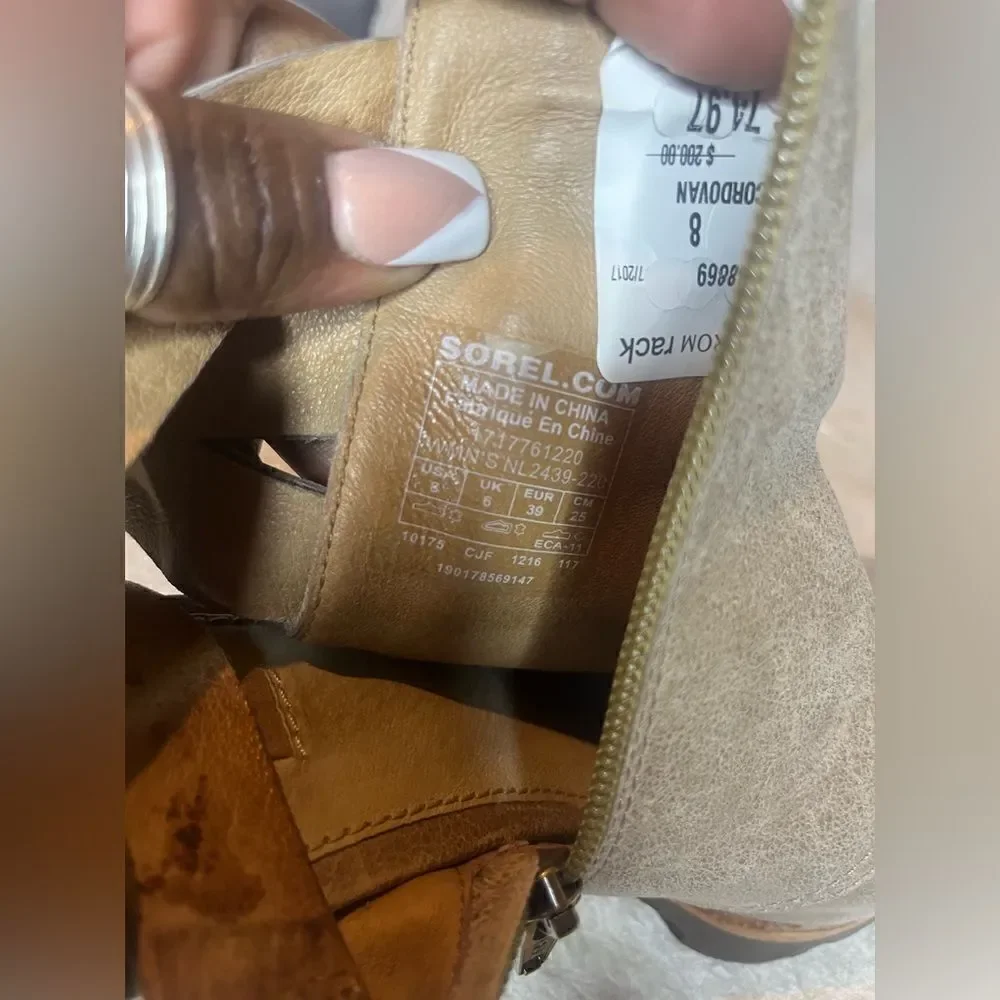 Sorel Addington booties in Sahara sz 8